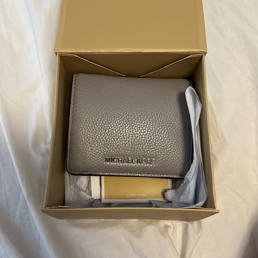 Never used Michael kors grey wallet - Picture 5 of 5